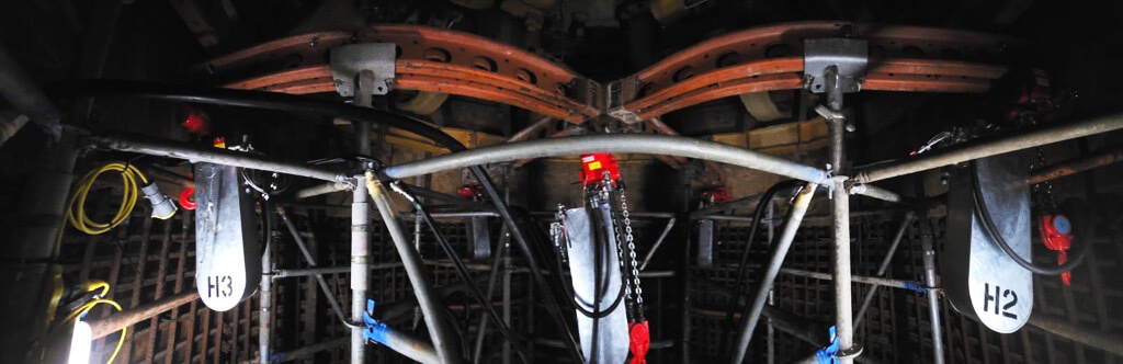 Panoramic view of the hoist setup, demonstrating the multi-point lifting arrangement in the shaft.