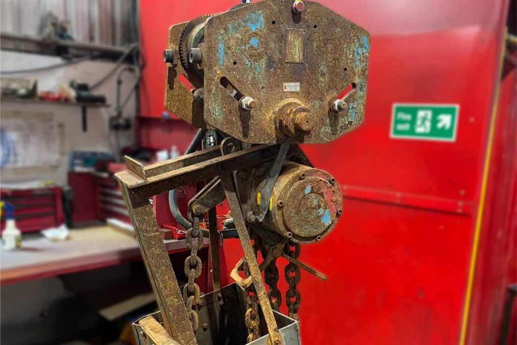 A corroded crane unit used in an offshore environment - Red Rooster Lifting